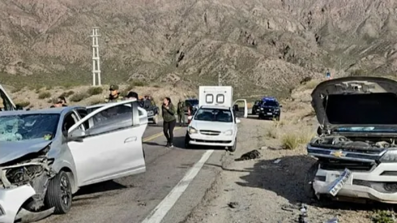 Un auto y una camioneta chocaron en la ruta 7 cerca de Potrerilllos: rescataron a los heridos